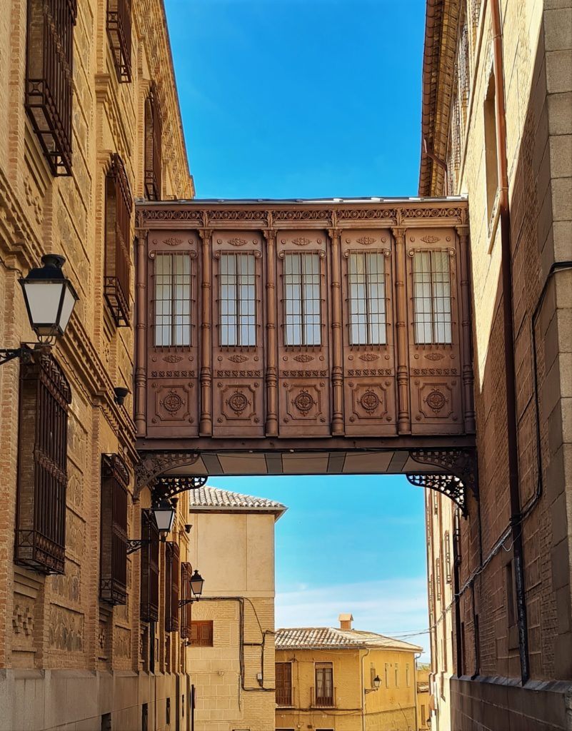 El Real Colegio de las Doncellas Nobles est un ancien collège de filles fondé en 1551 par l'archevêque de Tolède. Le projet, avec pour mécène le roi Philippe II, avait pour objectif d'éduquer les jeunes filles à être de « bonnes mères ».