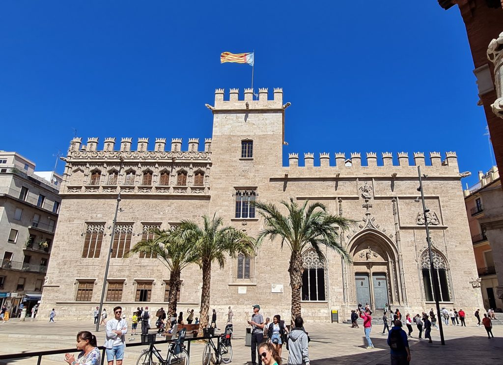 Valencia - Troisième ville d'Espagne par sa population (800 000  hab.) sa métropole compte près de 2 millions d’habitants. Fondée en 138 av. J.-C. par les romains, la ville est dotée d'un patrimoine architectural remarquable. 