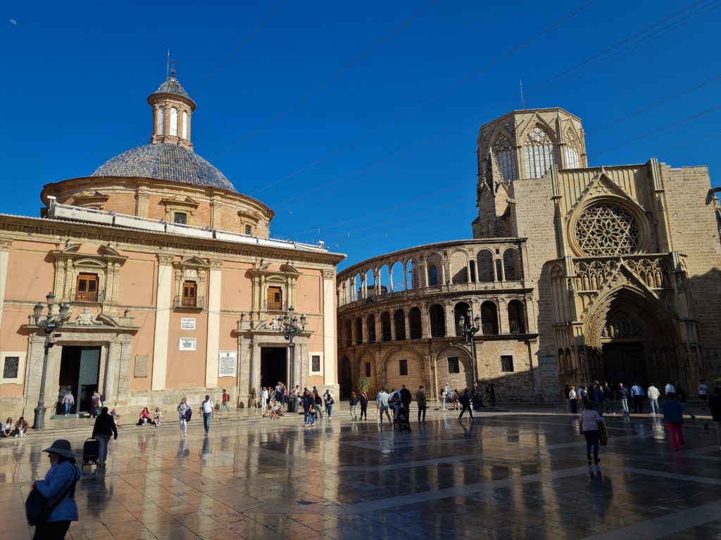 La Cathédrale Sainte-Marie de Valencia comprend différents styles architecturaux avec une prédominance du style gothique valencien. Erigée sur une ancienne mosquée, sa construction remonte à 1262