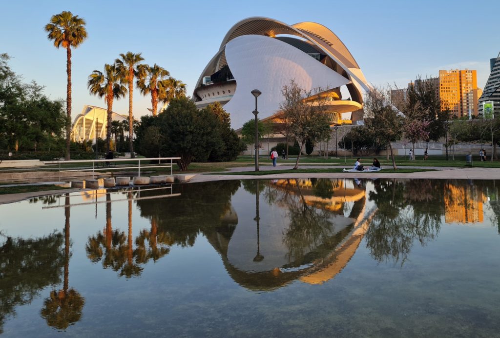 La Cité des Arts et des Sciences de Valencia est un complexe culturel conçu par l'architecte Santiago Calatrava ainsi que par Félix Candela.