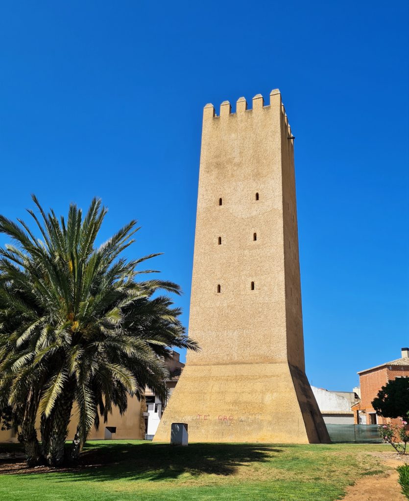 Almussafes (sud de Valencia) est connue tout particulièrement pour la tour Racef du 11ème siècle et l’église San Bartomeu