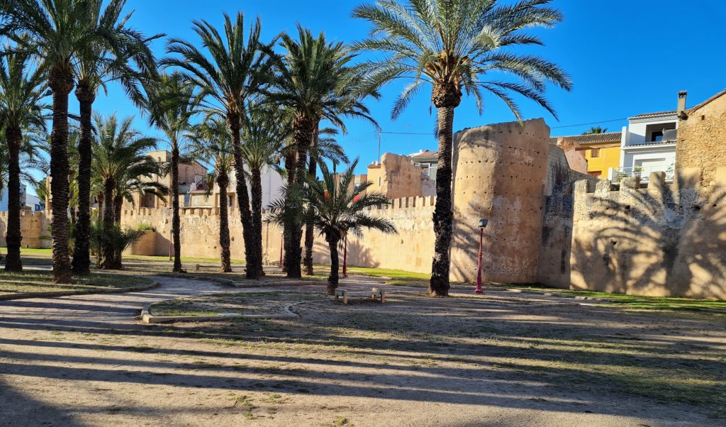 A Alzira (Sud de Valencia), le Santuario de N Sra des Lluch, l’Hospital de Santa Lucia, les murailles, la Casa Consistorial et l’église Arciprestal de Santa Catalina Martir.