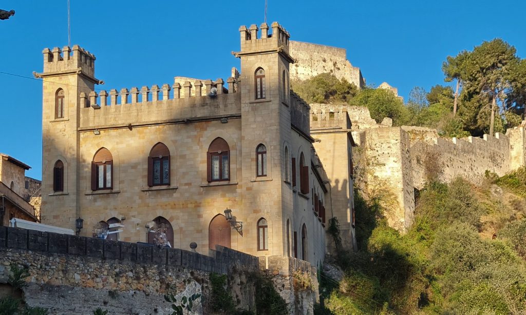 On aperçoit de loin l’imposant Castillo de Xativa et les remparts construits sur les collines avoisinantes. Le Castillo joua un rôle important lors de la guerre de succession au trône d’Espagne