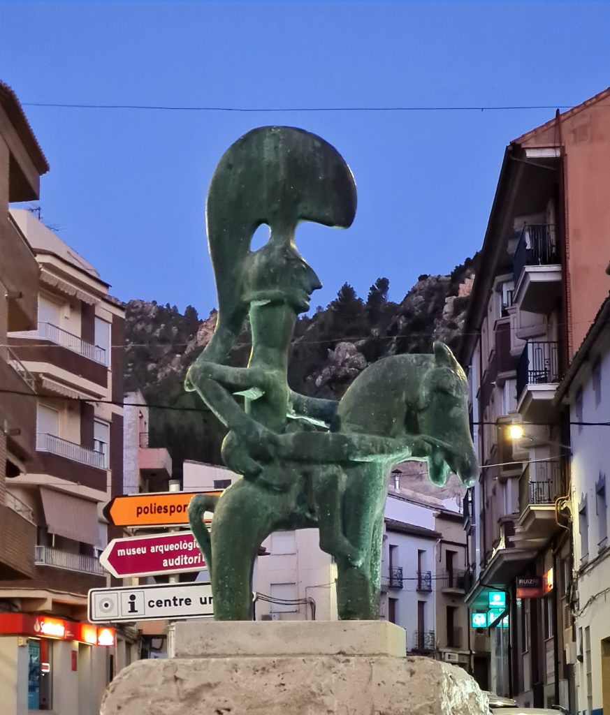 A Moixent, la chapelle de Las Santas Reliquas, l’église San Pedro Apostol, le gisement archéologique de la Bastida de los Alcuses, la Torre Mora ainsi qu’une réplique du fameux cavalier de Moixent