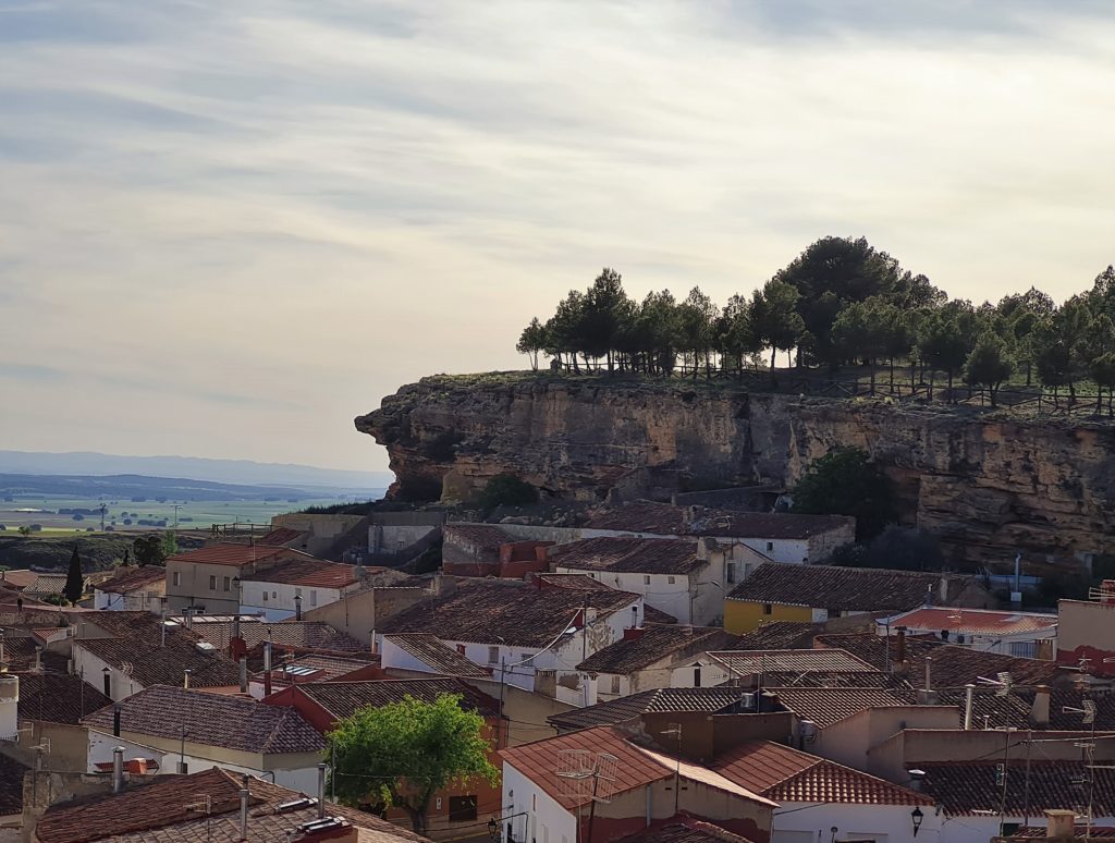 Higueruela est un charmant village avec sur les hauteurs l’église Santa Quiteria et les ruines du Castillo.