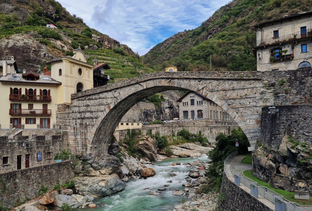 A Pont St Martin on est frappé par l’imposant pont romain du Ier siècle comportant une seule arche et une porte d’entrée de ville à une extrémité