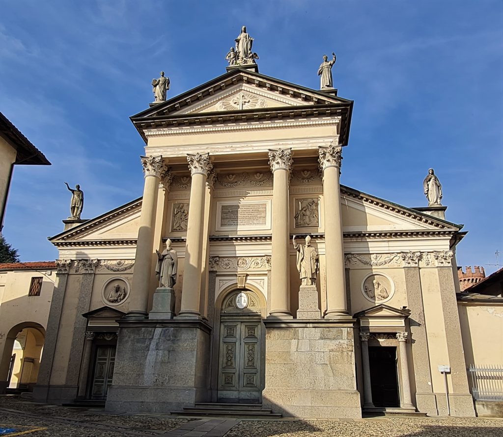 A Ivrea, la cathédrale Sainte Marie du X et XIème siècles construite sur les restes d’un temple romain. Le château d’Ivrea a été construit en 1538 par Amédée de Savoie sur un plan rectangulaire avec une tour à chaque angle. Une église gothique du XVème, la tour Santo Stefano dernier reste de l’abbaye bénédictine fondée en 1044.