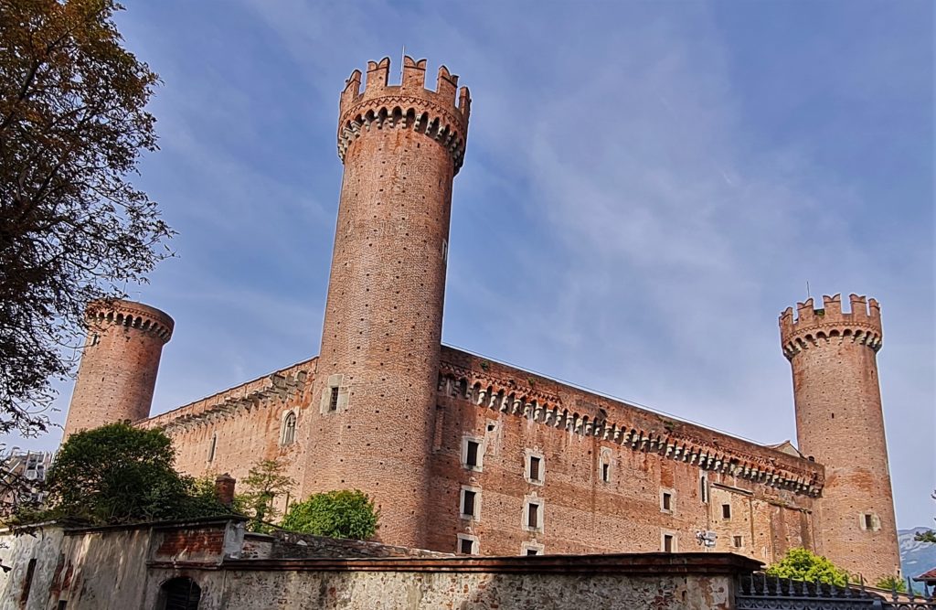 Le château d’Ivrea a été construit en 1538 par Amédée de Savoie sur un plan rectangulaire avec une tour à chaque angle