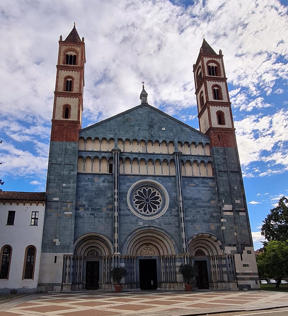 A Vercelli, la basilique Sant’Andrea bâtie entre 1219 et 1227, un exemple de transition entre les styles roman et gothique. Elle comporte une façade à trois portails bordée de deux tours avec une représentation du martyre de Saint André sur le portail central par Benedetto Antelami. 