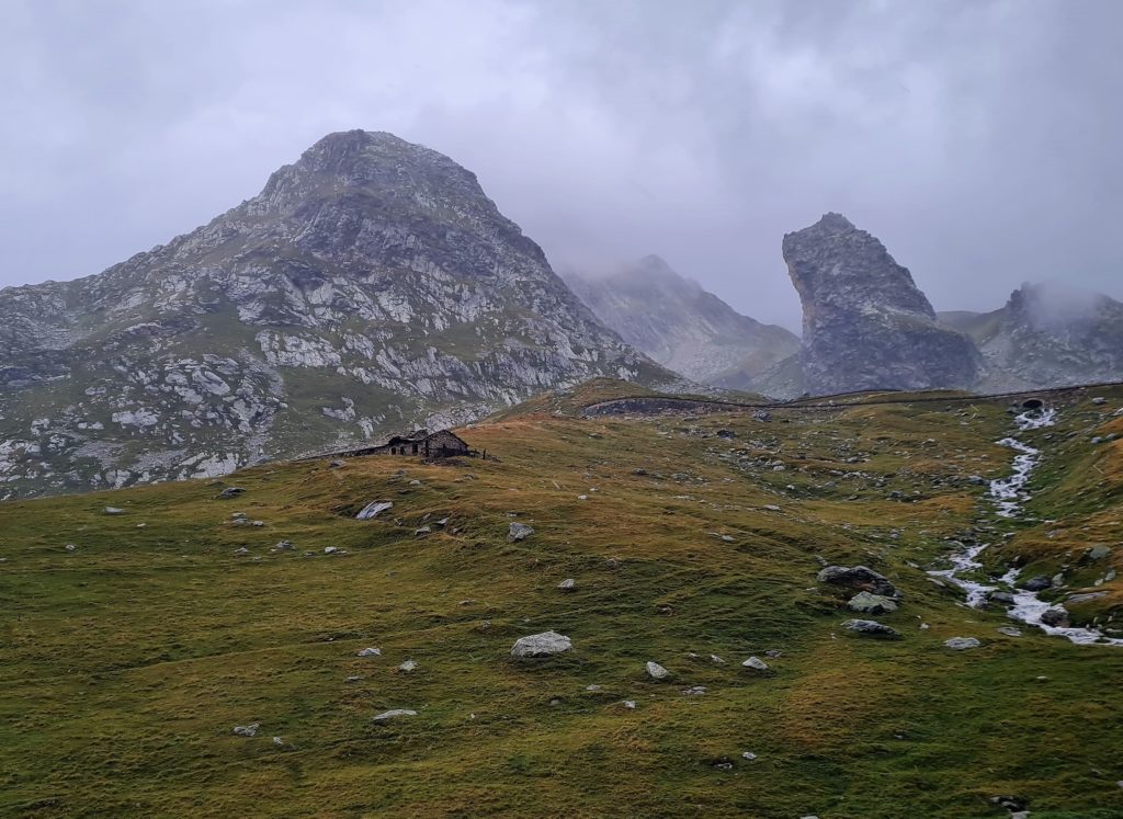 Le col du Grand Saint Bernard par temps de brouillard