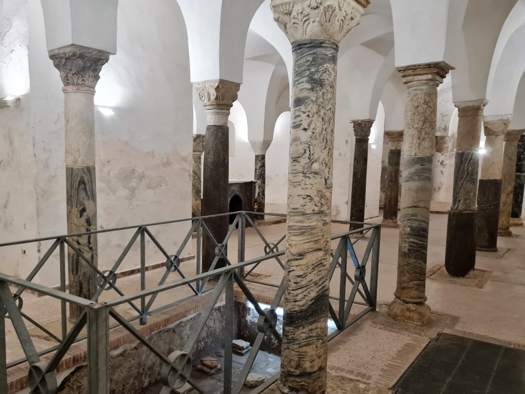 La cathédrale d'Alife d’origine normande comporte une très intéressante crypte .
