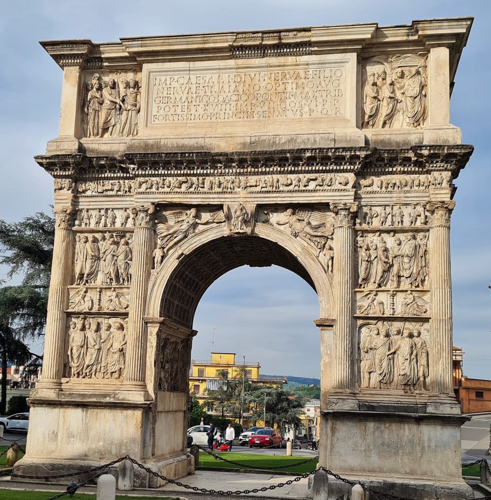 Les romains firent de Benevento un important centre de communication avec la réalisation de la via Triana. A voir l'arc de Trajan.