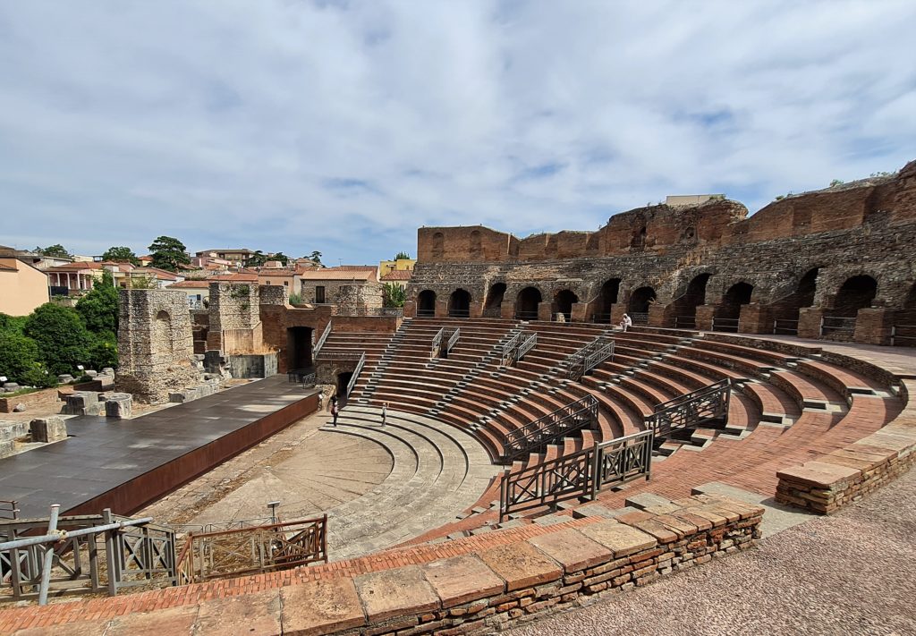 Benevento comprend un bel amphithéâtre inauguré en 126 après JC par Hadrien. Il pouvait contenir 10 000 spectateurs. Il reste la cavea, la scène et deux des trois niveaux d'arches.
