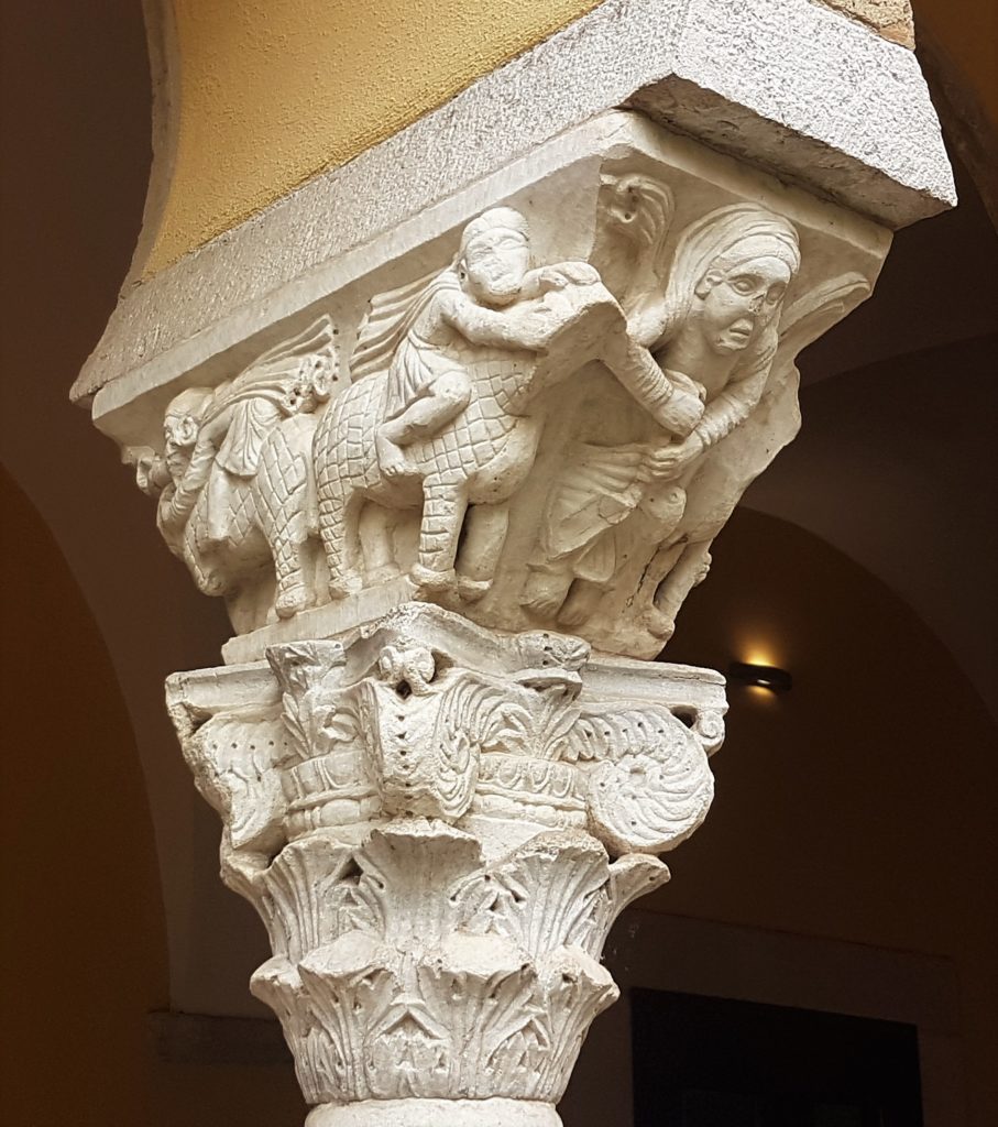 Le complexe Santa Sofia de Benevento comprend un très beau cloître datant de la fin du XII siècle. Il a été construit à l'aide de fragments des bâtiments antiques antérieurs.