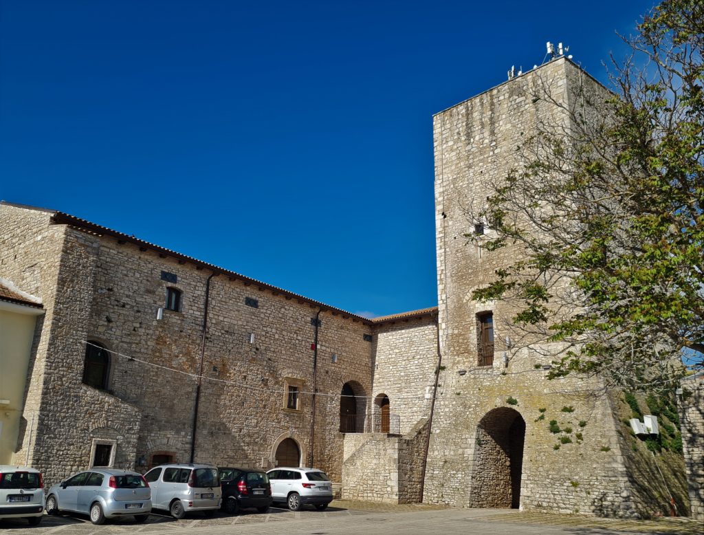 Dans le village de Casalbore, le château normand du XII siècle duquel restent deux tours.