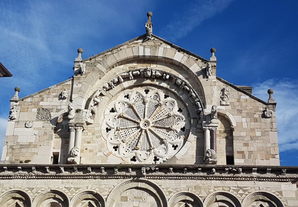 Autour des X et XI siècles, la ville connut une période de prospérité. au cous de laquelle fut construite la cathédrale, décorée d’une splendide rosace.