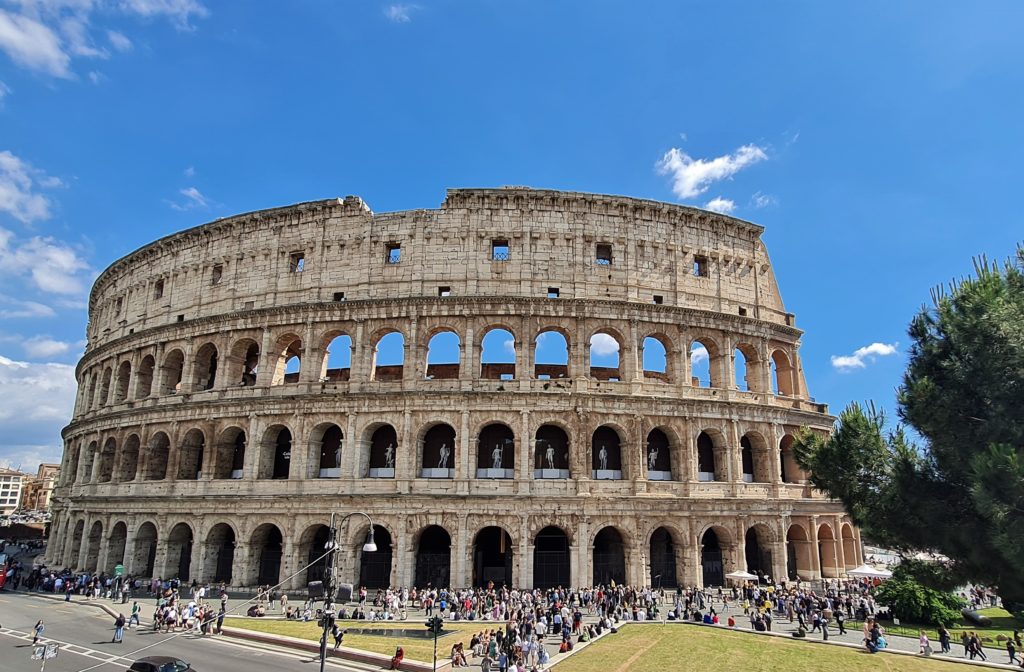 Autrefois, les pèlerins devaient se rendre à Rome, dans les cinq basiliques majeures : St Pierre du Vatican, St Jean du Latran, Saint Paul hors les murs, Sainte Marie Majeure et Saint Laurent hors les murs. Passage à Rome près du Colisée