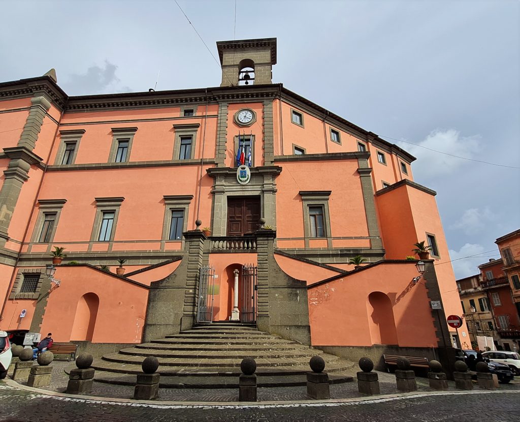 Le château de Marino construit à l’époque du romain Sylla devient la propriété des Colonna en 1419 jusqu’en 1914. C’est un Colonna qui commandait les troupes pontificales contre les turcs lors de la victoire de Lépante le 7 octobre 1571. L’hôtel de ville de Marino abrite un petit musée à la mémoire des Colonna.