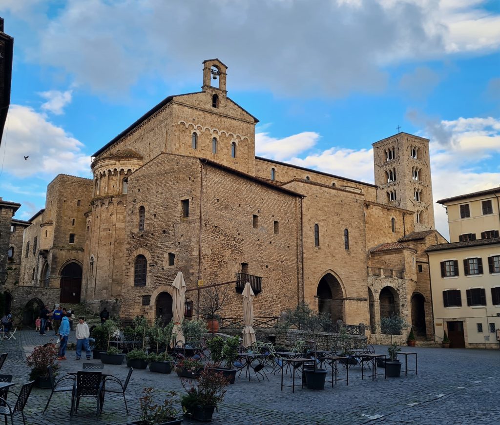 La cathédrale d'Anagni se dresse au sommet de l'acropole. Au style roman (consécration en 1104) s'ajouta, au XIIIe siècle, le style gothique. L'intérieur est principalement gothique et conserve un sol de style cosmatesque (marqueterie de marbres).
