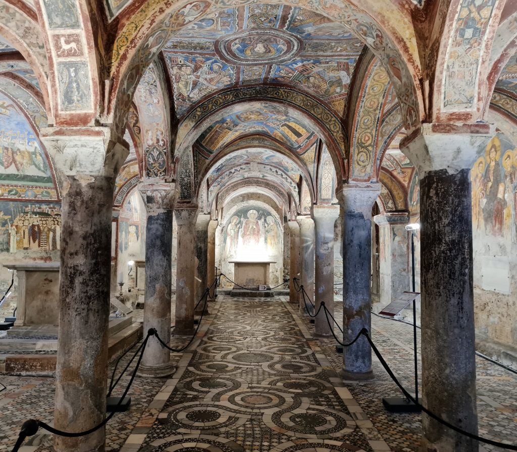 La crypte (1104-1255), située sous la cathédrale, conserve un cycle de fresques (réalisées de 1237 à 1255) représentant des scènes de l'Ancien et du Nouveau Testament. Elle est connue comme la « Chapelle Sixtine du Moyen âge ».