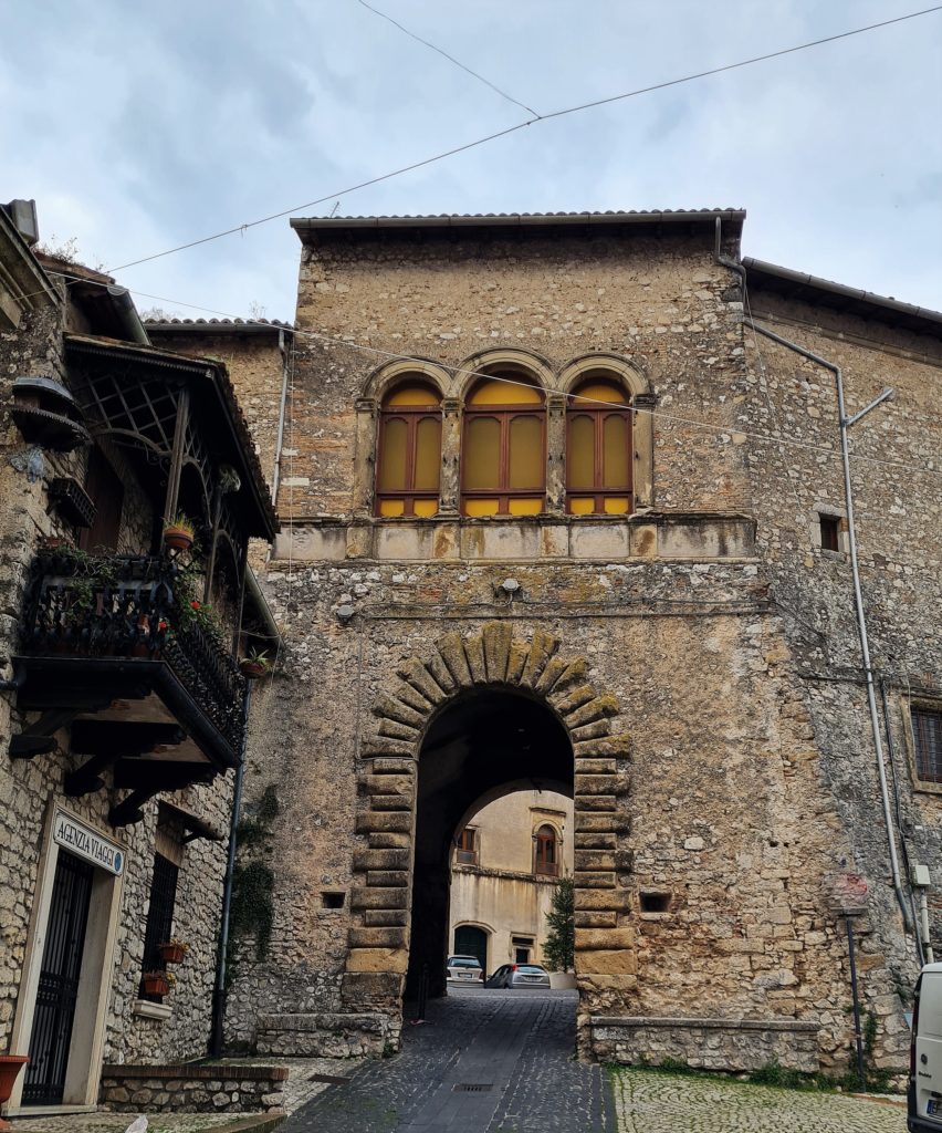 Sur le chemin, le beau village médiéval de Boville Ernica entouré de fortifications sur plusieurs km. Il abrite un ancien palais et une église richement décorée.