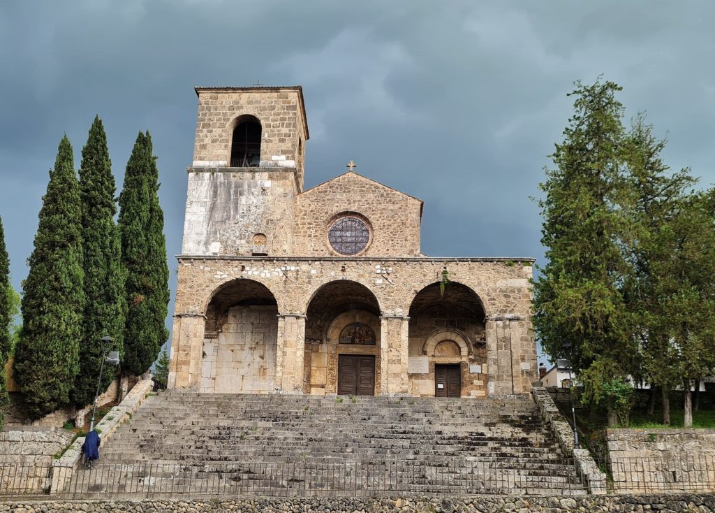 A Aquino, on peut visiter l’abbatiale Madonna della Libera. La ville comporte de nombreux vestiges romains.