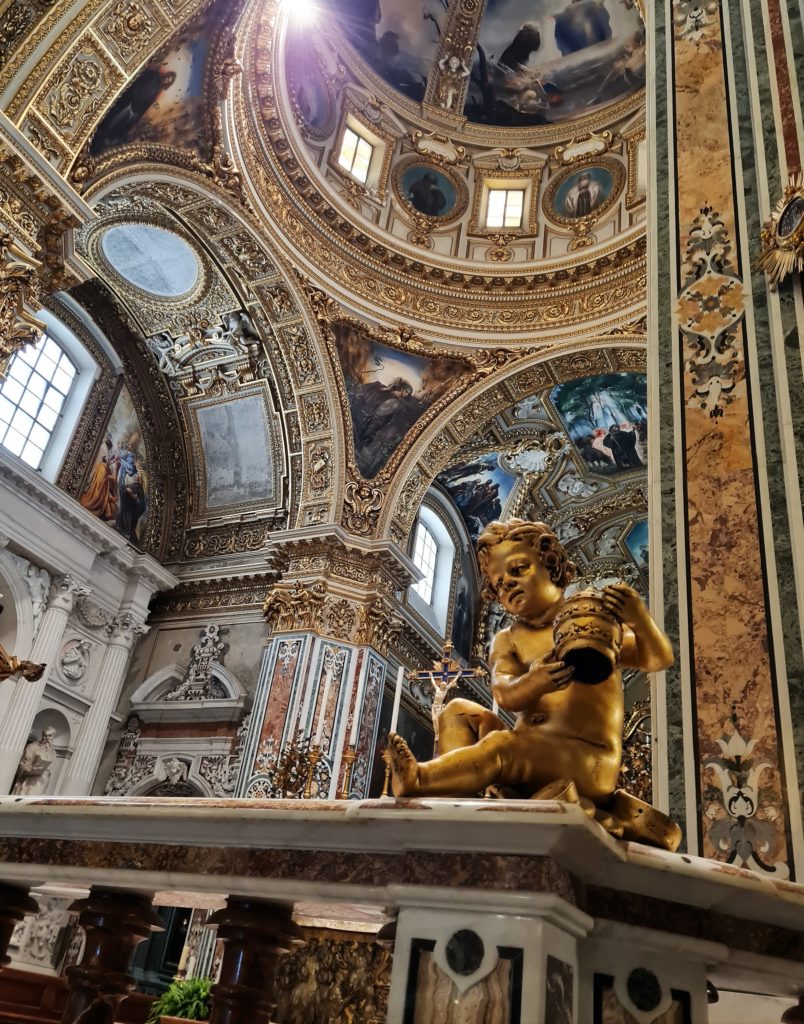 Le Monte Cassino domine la ville de Cassino d’environ 500 m. L’abbatiale fut fondée en 529 par San Benedetto qui rédigea la règle bénédictine. Après sa destruction en 577, le pape Grégoire II ordonna sa reconstruction en 718.