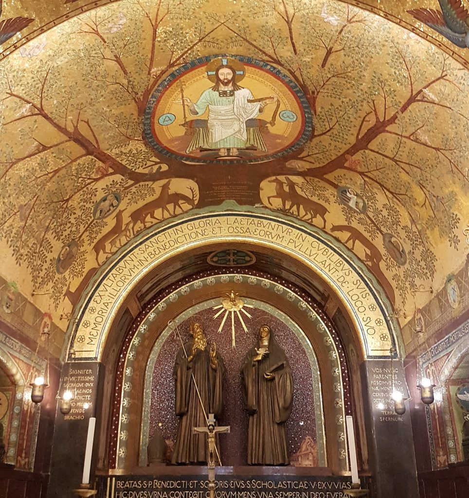 La crypte de l'abbatiale de Monte Cassino a été construite au XVI siècle et décorée de fresques. Elle a reçu une riche décoration intérieure de mosaïques en 1878 par des moines de l’abbaye de Beuron.