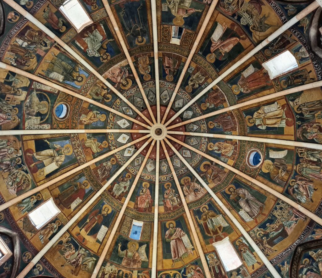 Le baptistère d’Antelami, entièrement recouvert de marbre rose de Vérone, est orné de fresques et de sculptures datant des XIIIe et XIVe siècles