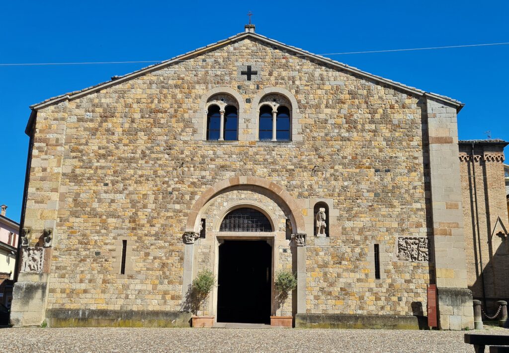 A Fornovo, l’église romane Santa Maria Assunta à l’emplacement d’un ancien temple dédié à Mercure. La dalle de l’autel représente la vie de Ste Marguerite tandis que sur la façade on peut voir la sculpture d’un pèlerin ainsi qu’une autre sur le thème des peines de l’enfer.