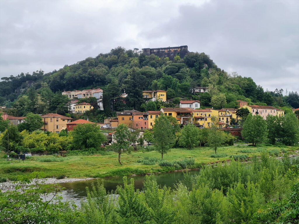 Aulla, à la confluence des rivières Magra et Aulella, est dominée par la forteresse della Brunella du XVème qui abrite un musée d’histoire naturelle