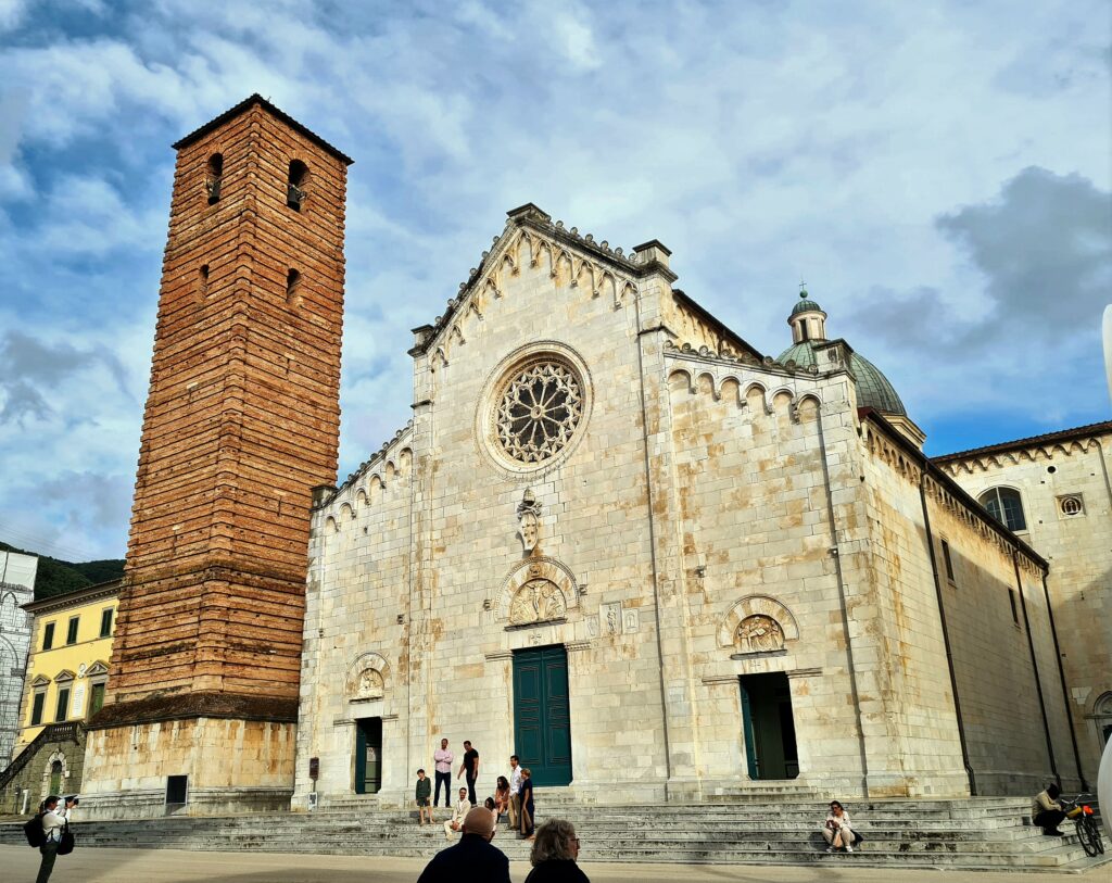 Le Dôme (la cathédrale) San Martino à Pietrasanta du XIII et XIVème présente une façade de marbre blanc