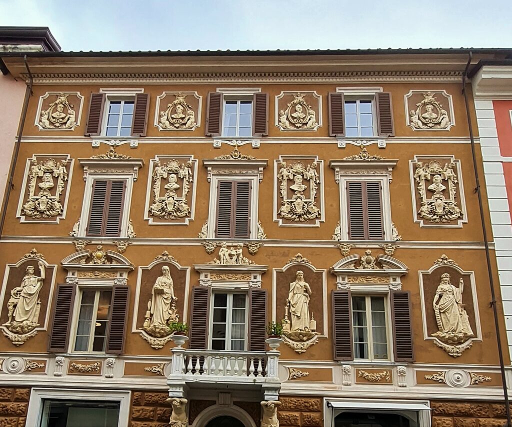 Façade de maison décorée à Massa