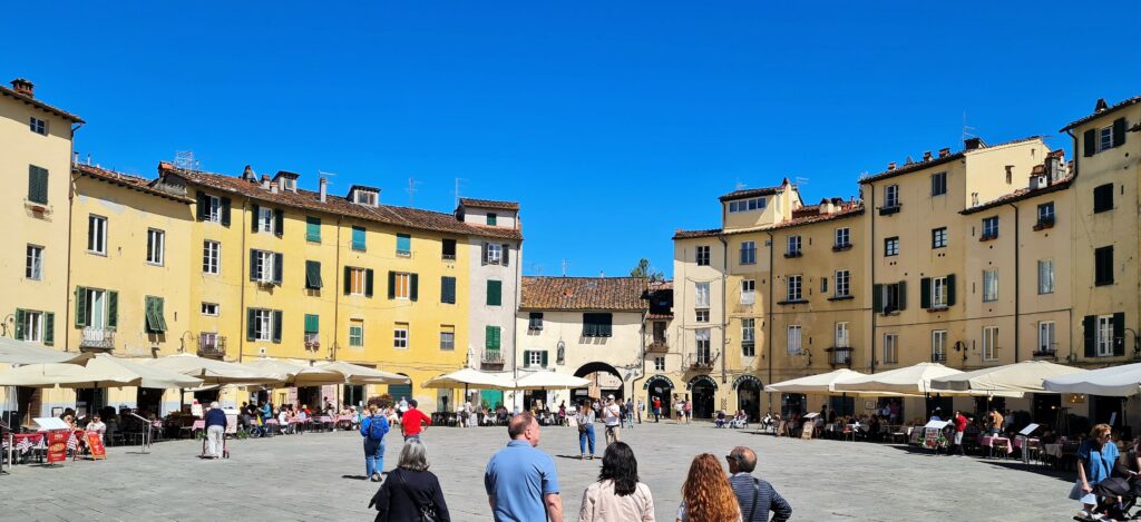 Lucques ville de fondation étrusque devient colonie romaine en 180 avant J.C. Les traces de cette période se trouvent sur la piazza dell’Anfiteatro, en forme d’ellipse.