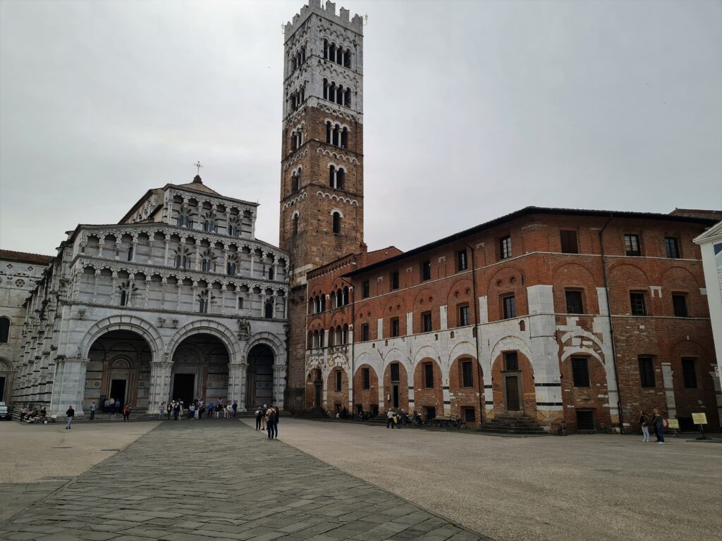 La cathédrale San Martino à Lucca consacrée en 1070 comprend une grande abside, un clocher du XIème et une façade du XIIIème