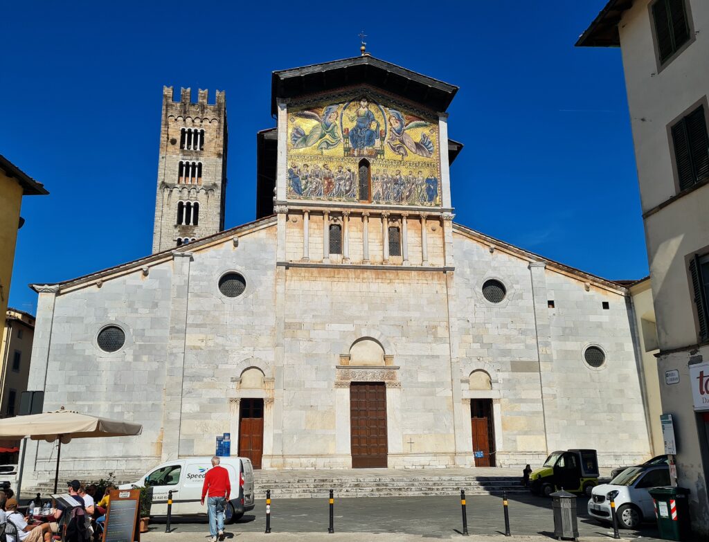 La basilique San Frediano du VIIIème, est au moine - évêque à Lucques de 560 à 588. Sur la façade, une belle mosaïque byzantine figurant l’ascension du Christ.