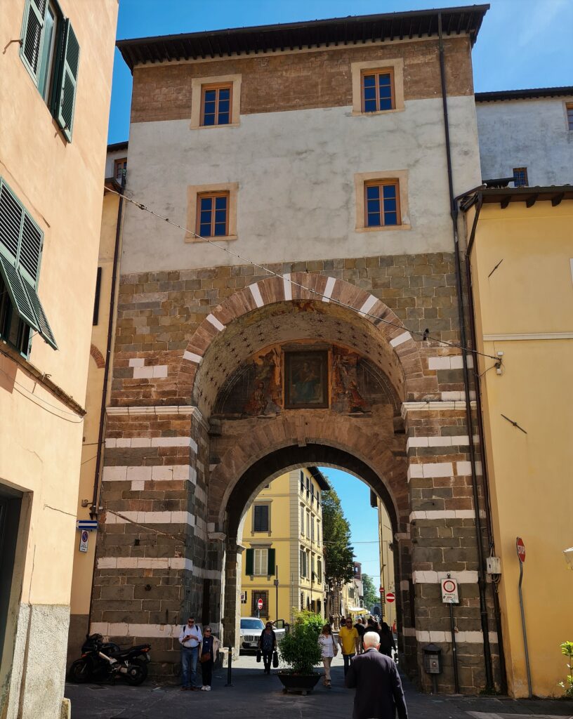 A Lucca, Le pèlerin entre par la porte Donato et en sort par la porte Elisa