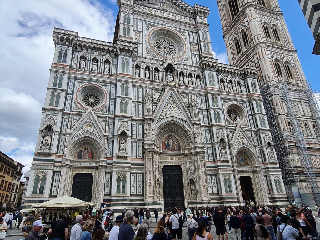 A Florence, La cathédrale Santa Maria del Fiore est le Duomo de Florence. C’est la quatrième plus grande église d’Europe derrière la basilique Saint-Pierre de Rome, la cathédrale Saint-Paul de Londres et la cathédrale de Milan.