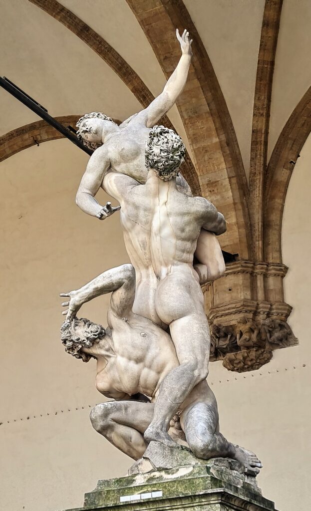 A Florence, La loggia des Lanzi comprend nombre de statues (originaux ou copies) dont le Persée de Cellini, l'Enlèvement des Sabines