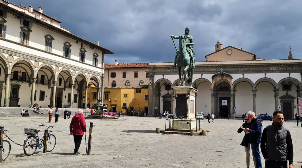A Florence, la plazza et la basilica Santissima Annunziata réputée pour la chapelle dei Puccio de San Sebastiano et le cloître des Morts.