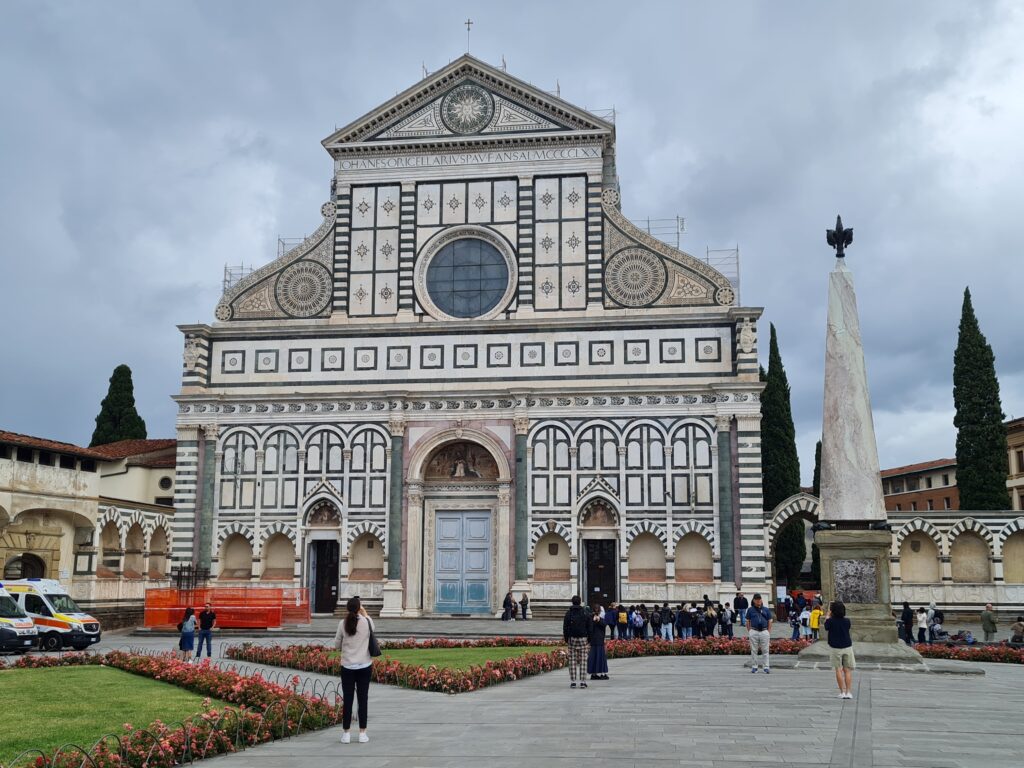 La basilique Santa Maria Novella est la première grande basilique de Florence. Construite au XIIIe siècle par les dominicains, elle possède une remarquable façade en marbre du XVe siècle et à l’intérieur, de superbes fresques.