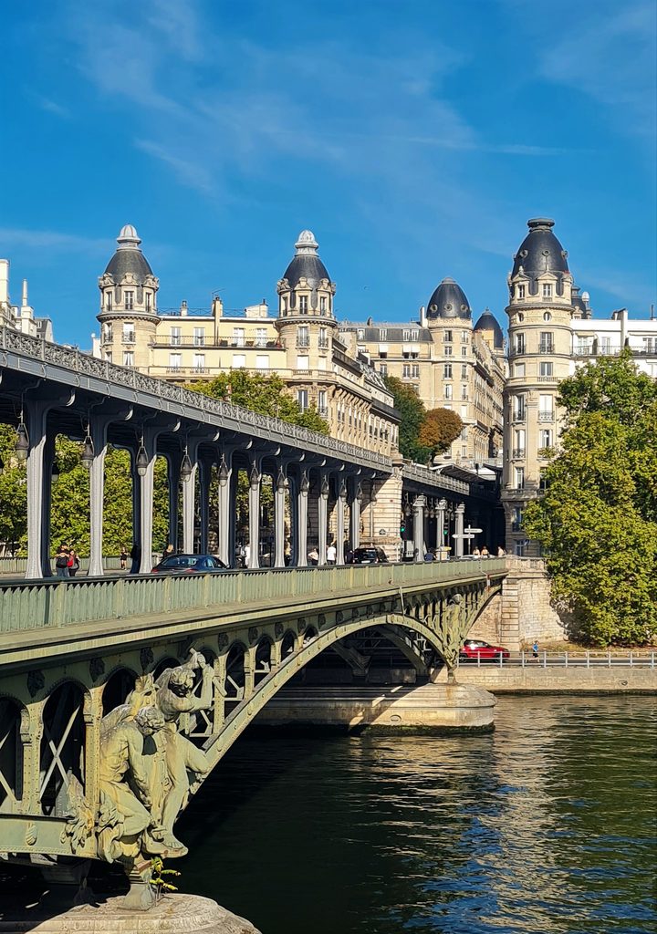 Le pont Bir Hakeim fait passer du jardin du Ranelagh vers le Champ de Mars