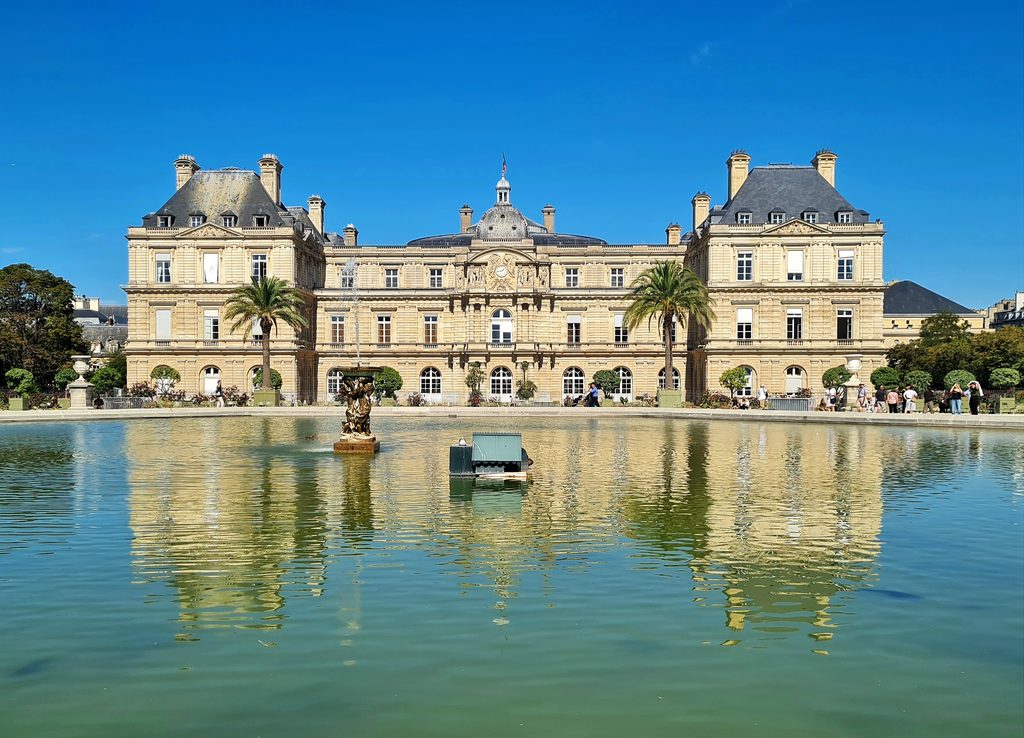 Le Sénat dans le jardin du Luxembourg