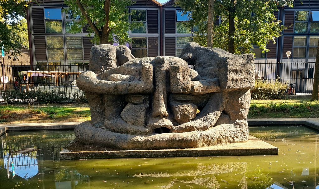 Sculpture dans le parc de Bercy