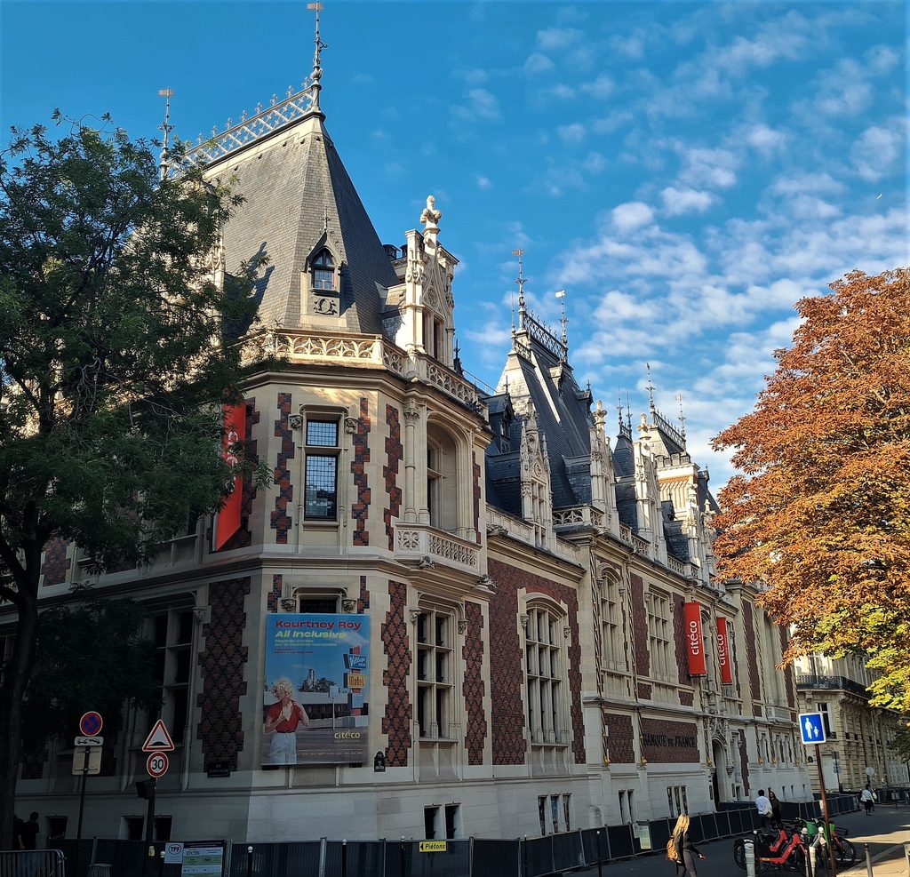 Traversée de Paris GRP 3.
L'ancien bâtiment de la Banque de France près du boulevard Malesherbes, maintenant le CITECO