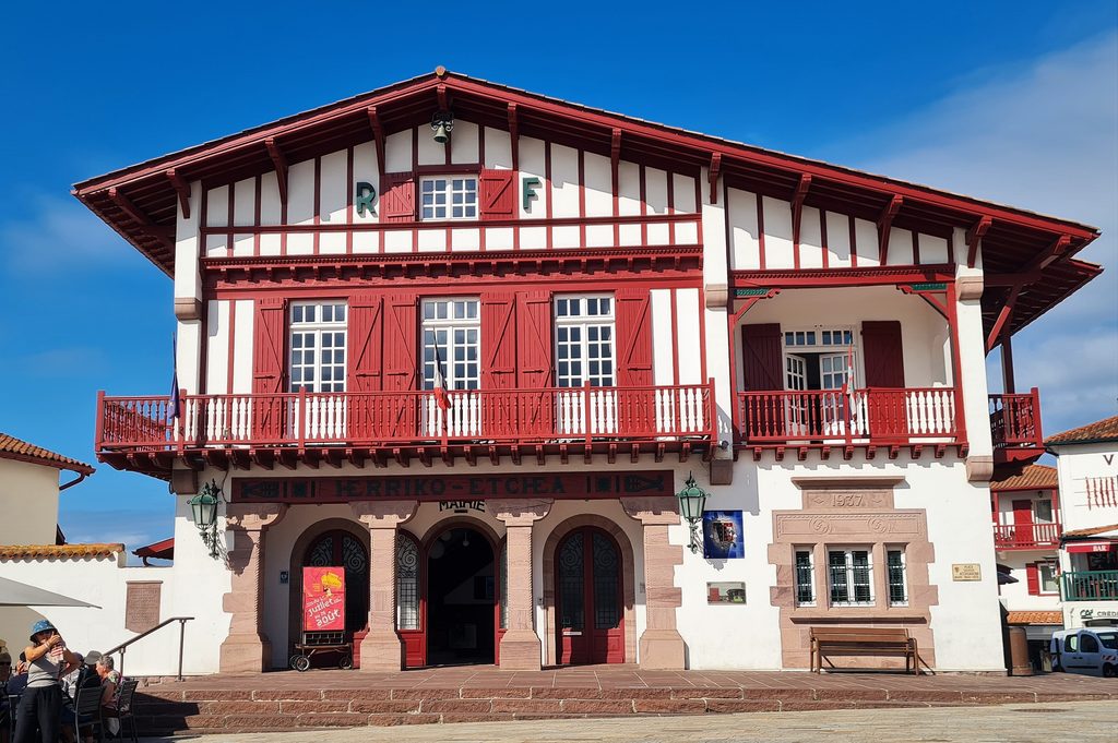Le pays basque entre Bayonne et le Camino del Norte.
La mairie de Bidart