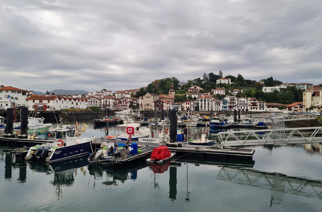 Le pays basque entre Bayonne et le Camino del Norte.
Le port de St Jean de Luz