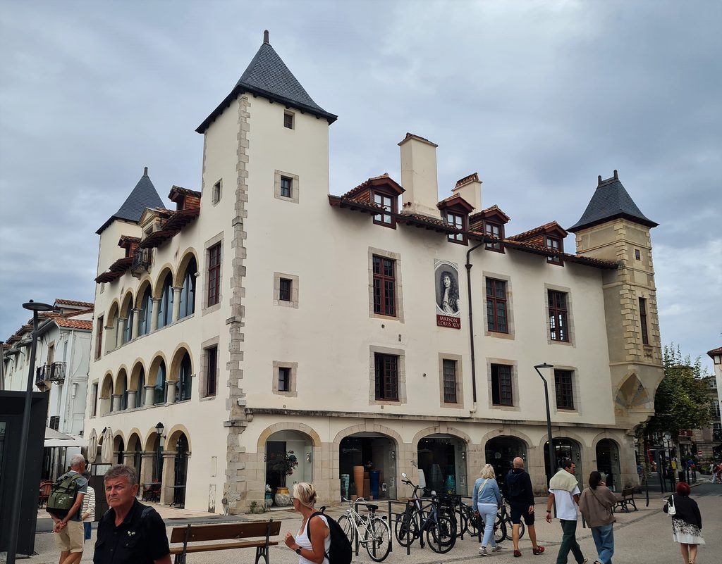 Le pays basque entre Bayonne et le Camino del Norte.
Avant son mariage, Louis XIV séjourna dans la confortable demeure de l’armateur Lohobiague 